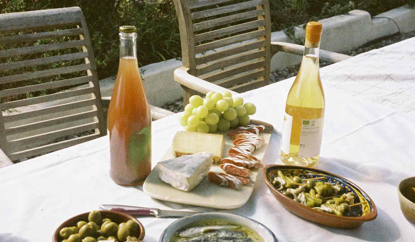 BAGO Wines Mesa con comida y Vino